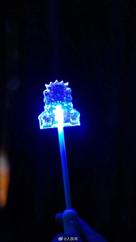 太仙了！黄鹤楼上新会发光的棒棒糖