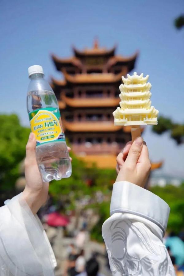 太仙了!继网红雪糕后，黄鹤楼又上新了