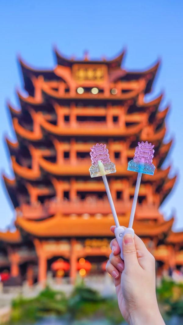 太仙了！雪糕之后，黄鹤楼再出一款美食，还会发光变色