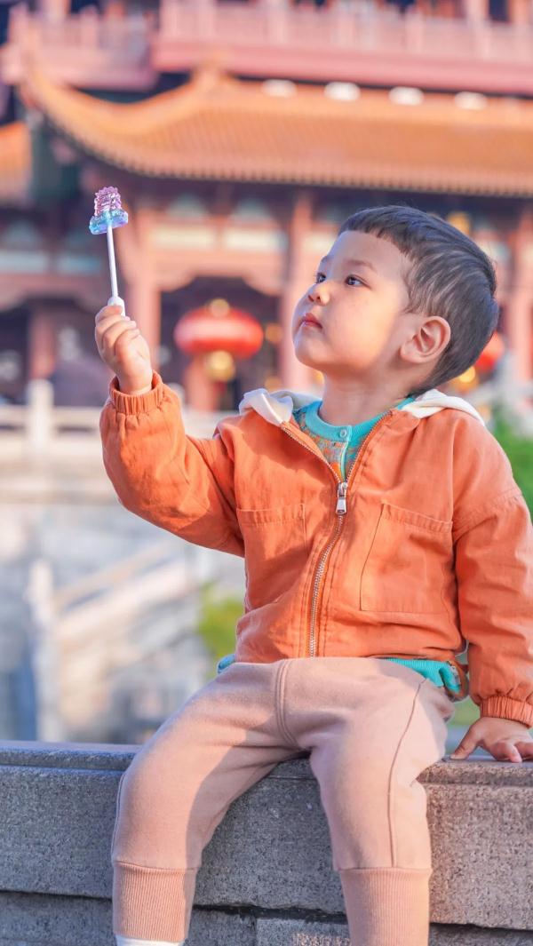 太仙了！雪糕之后，黄鹤楼再出一款美食，还会发光变色