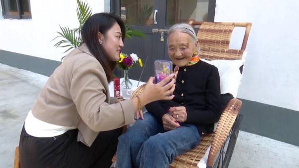 97岁“最潮老奶奶”走红网络：喜欢吃雪糕爱涂红指甲