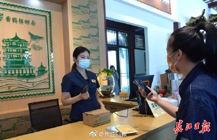 特色文创邮品吸引众多游客，武汉黄鹤楼邮局成“景点”