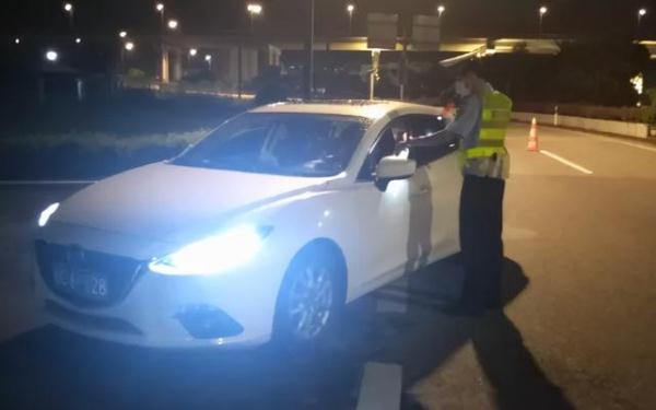 男子危急关头看到代驾欲偷梁换柱，谁知交警一句问话，还是穿帮了！