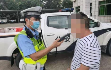 男子危急关头看到代驾欲偷梁换柱，谁知交警一句问话，还是穿帮了！