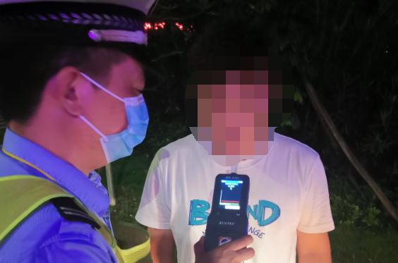 珠海男子喝完酒找代驾开车却被扣12分!交警问:代驾哪里找的? 珠海男子喝完酒找代驾开车却被扣12分!交警问:代驾哪里找的?