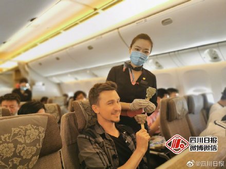 从起飞吃到降落！东航天府机场首航发三星堆雪糕