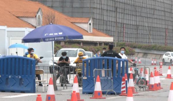 “就想出去上班!玩!”广州芳村解封,这些瞬间令人动容 “就想出去上班!玩!”广州芳村解封,这些瞬间令人动容