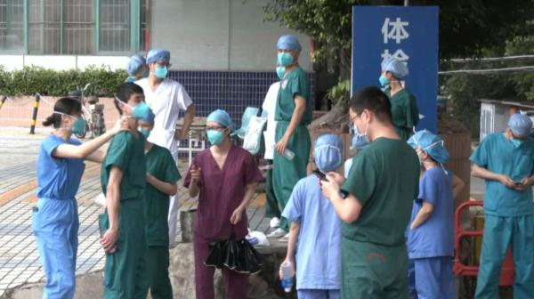 “就想出去上班!玩!”广州芳村解封,这些瞬间令人动容 “就想出去上班!玩!”广州芳村解封,这些瞬间令人动容