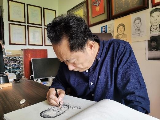 “神笔警探”林宇辉6年前画像助力打拐:宁夏被拐卖11年男童回家了 “神笔警探”林宇辉6年前画像助力打拐:宁夏被拐卖11年男童回家了