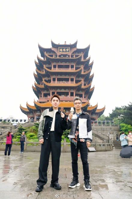 李佳琦朱广权吃黄鹤楼雪糕，王霜喝黄鹤楼汽水，这次黄鹤楼绿豆糕谁来尝