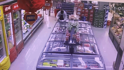 贪小便宜还是嘴馋？他分6次偷了54支雪糕，结果……