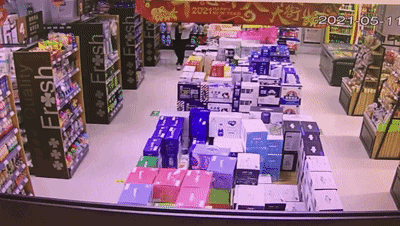 贪小便宜还是嘴馋？他分6次偷了54支雪糕，结果……