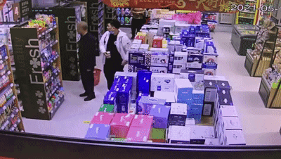 贪小便宜还是嘴馋？他分6次偷了54支雪糕，结果……