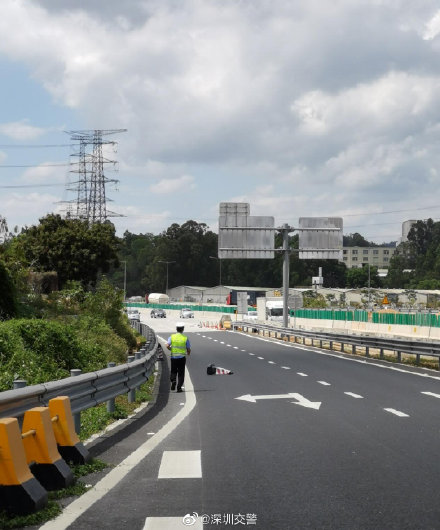 高速路段惊现雪糕桶,交警及时清理消除隐患 高速路段惊现雪糕桶,交警及时清理消除隐患