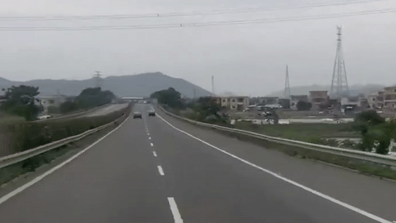 珠海这些高速公路上,惊现一帮捡“垃圾”的专业队…… 珠海这些高速公路上,惊现一帮捡“垃圾”的专业队……