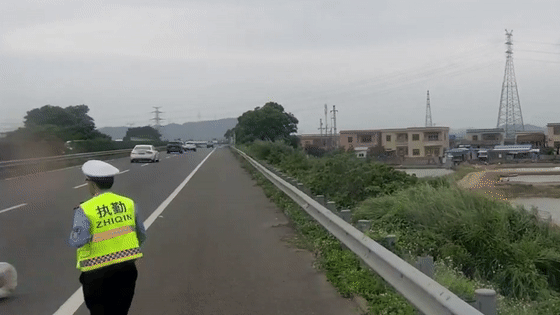 珠海这些高速公路上,惊现一帮捡“垃圾”的专业队…… 珠海这些高速公路上,惊现一帮捡“垃圾”的专业队……