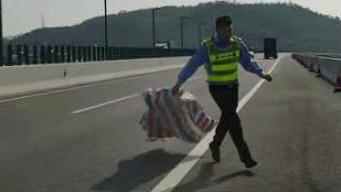 珠海这些高速公路上,惊现一帮捡“垃圾”的专业队…… 珠海这些高速公路上,惊现一帮捡“垃圾”的专业队……