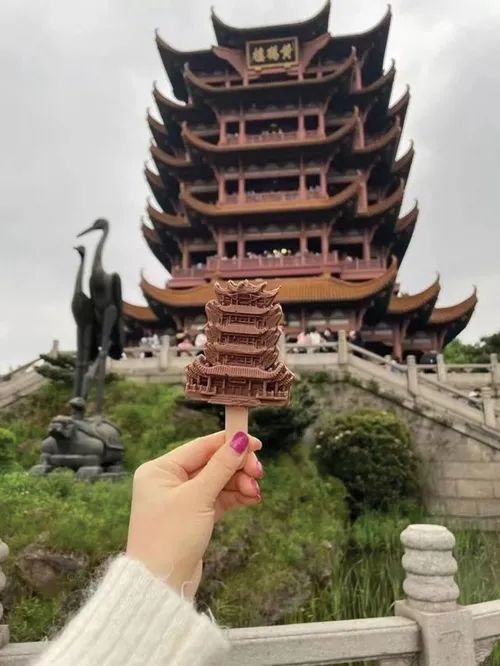 举着“文物”去旅游，各地“文创雪糕”大battle！