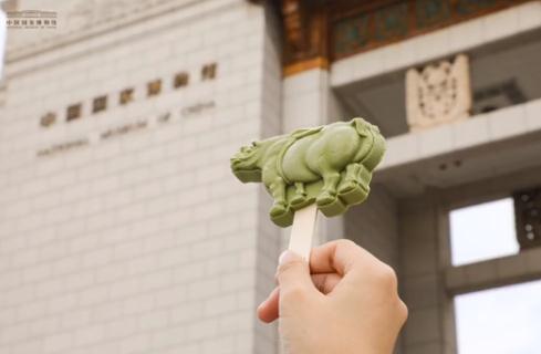 举着“文物”去旅游，各地“文创雪糕”大battle！
