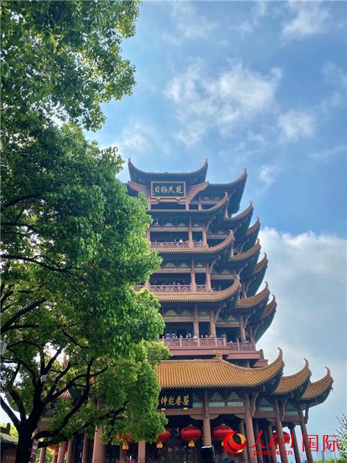黄鹤楼中吹玉笛,四月春光看楚天 黄鹤楼中吹玉笛,四月春光看楚天