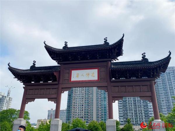 黄鹤楼中吹玉笛,四月春光看楚天 黄鹤楼中吹玉笛,四月春光看楚天