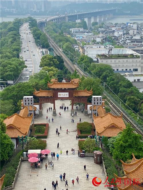 黄鹤楼中吹玉笛,四月春光看楚天 黄鹤楼中吹玉笛,四月春光看楚天