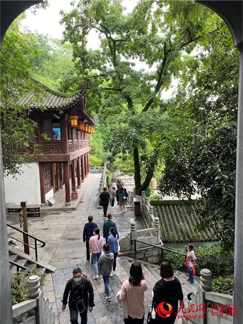 黄鹤楼中吹玉笛,四月春光看楚天 黄鹤楼中吹玉笛,四月春光看楚天