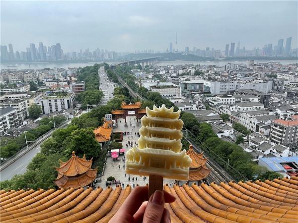 黄鹤楼中吹玉笛,四月春光看楚天 黄鹤楼中吹玉笛,四月春光看楚天