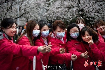 从一个春天到另一个春天，全国网友顶武汉常驻热搜榜