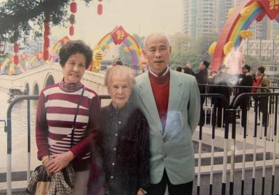 85岁女儿照顾104岁老母亲，家族长寿秘诀是…