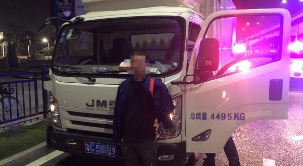 昨夜一小车珠海大道车流中强行打尖，撞倒雪糕筒向前山方向逃跑……