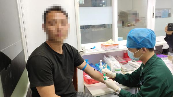 昨夜一小车珠海大道车流中强行打尖，撞倒雪糕筒向前山方向逃跑……