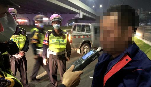 昨夜一小车珠海大道车流中强行打尖，撞倒雪糕筒向前山方向逃跑……