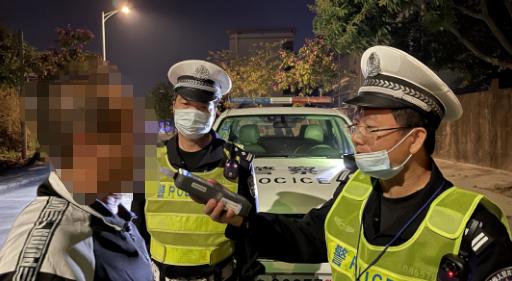 昨夜一小车珠海大道车流中强行打尖，撞倒雪糕筒向前山方向逃跑……