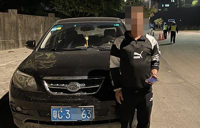 昨夜一小车珠海大道车流中强行打尖，撞倒雪糕筒向前山方向逃跑……
