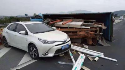 女子珠海高速公路一个急刹,害得后车当场翻车!她竟振振有词说…… 女子珠海高速公路一个急刹,害得后车当场翻车!她竟振振有词说……