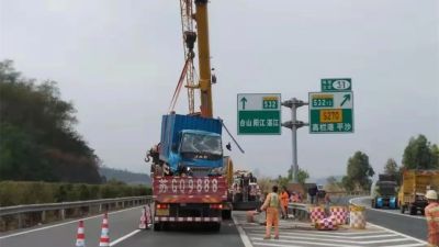 女子珠海高速公路一个急刹,害得后车当场翻车!她竟振振有词说…… 女子珠海高速公路一个急刹,害得后车当场翻车!她竟振振有词说……