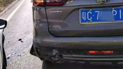 女子珠海高速公路一个急刹,害得后车当场翻车!她竟振振有词说…… 女子珠海高速公路一个急刹,害得后车当场翻车!她竟振振有词说……